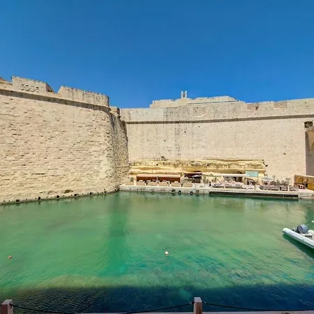شقة Waterfront 3br - St Angelo - Sleeps 6 *